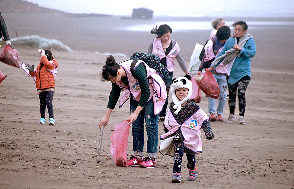 參與淨灘，發揮「清淨台灣救地球」的精神