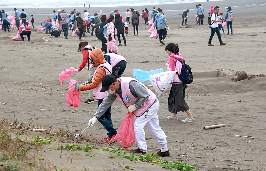 參與淨灘，發揮「清淨台灣救地球」的精神