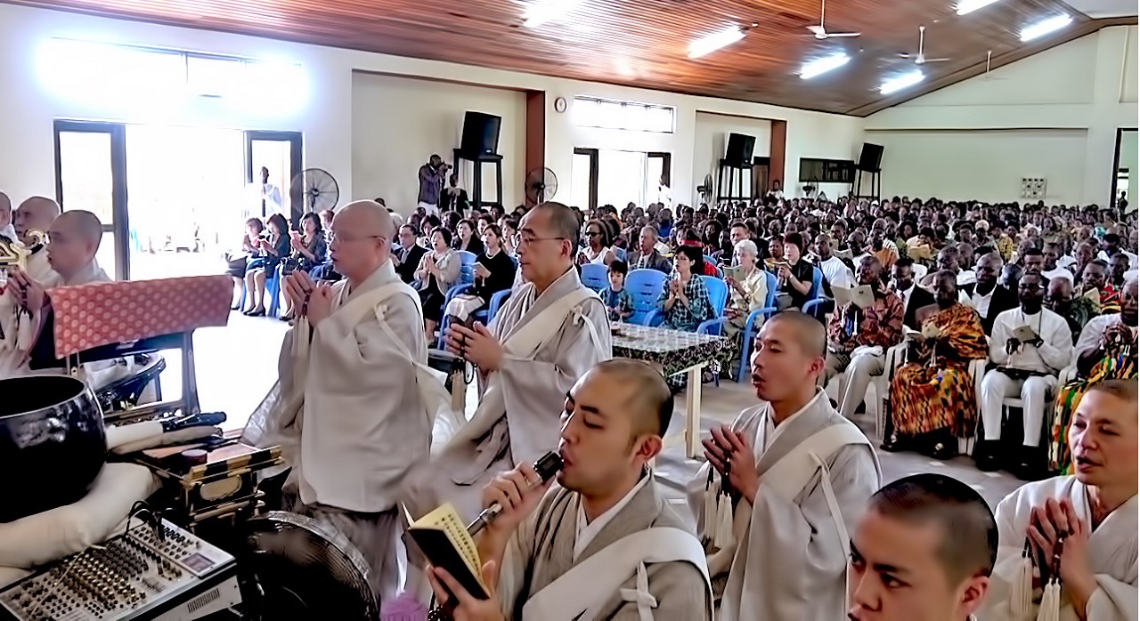 法華寺舉行創立二十周年紀念法會，所屬信徒參詣踴躍，台灣法華講員也應邀出席。 