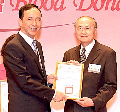 本基金會榮獲「台灣血液基金會一○六年度捐血績優表揚大會」表揚，由北西本部詹德錠幹事（右）代表出席領獎。