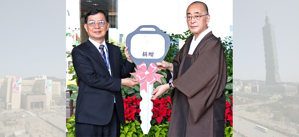 本興院石橋主管代表本基金會捐贈復康巴士給台北市政府，由彭振聲副市長（左）代表接受。