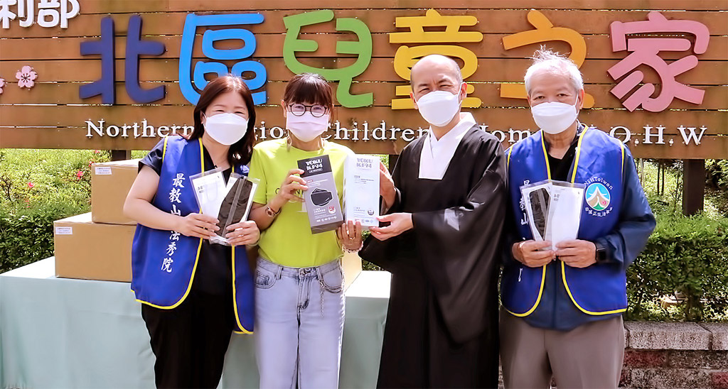 濱崎主管（右二）代表本基金會捐贈口罩