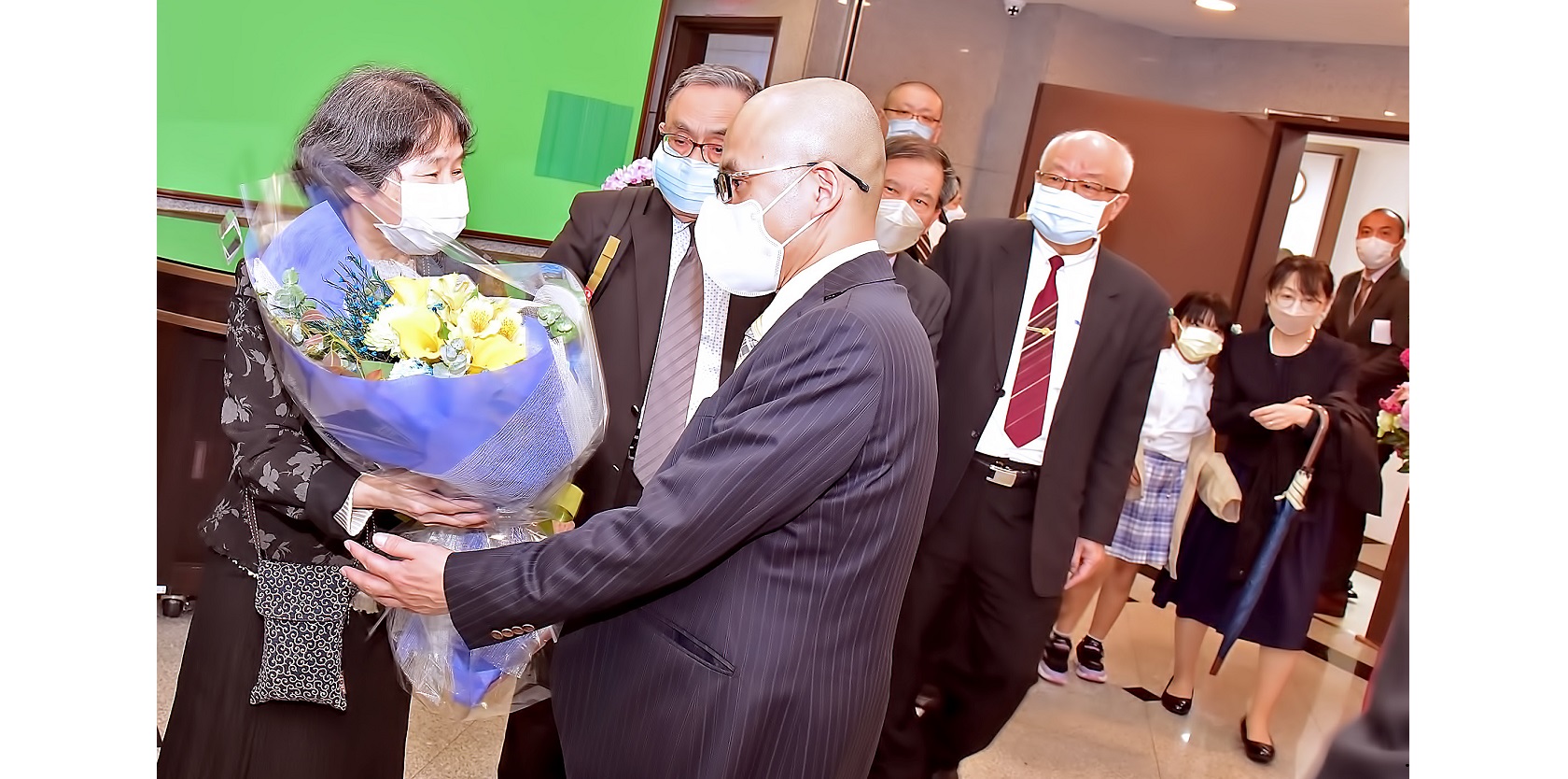 葉幹事代表獻花，感謝堀田前主管的辛勞。