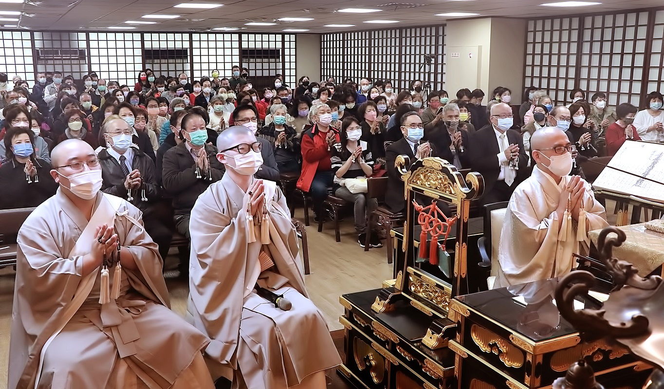 一月份，全世界日蓮正宗寺院皆與總本山同步，每天進行一個小時的唱題行。圖為本興院的唱題行。