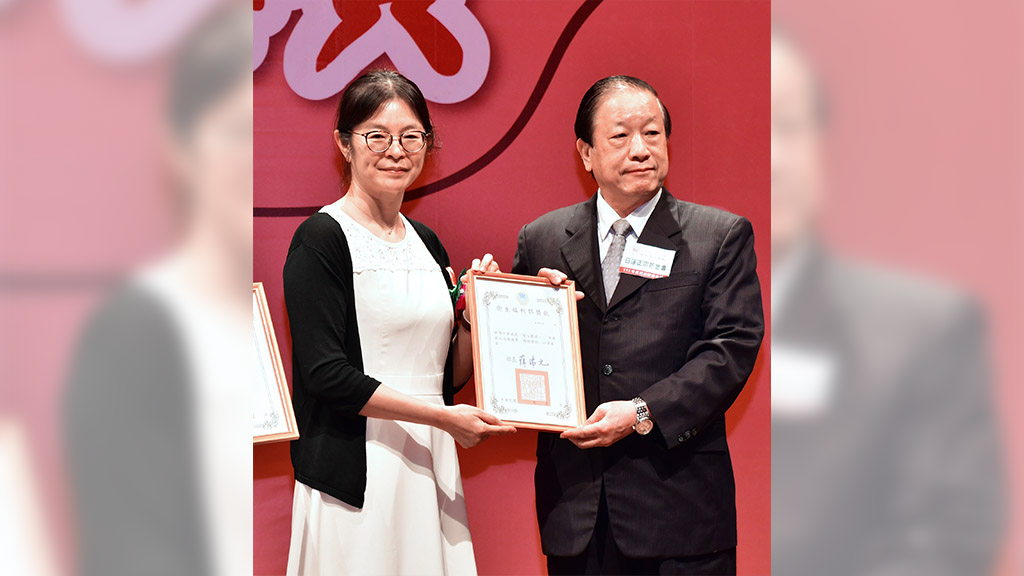 本基金會榮獲「台灣血液基金會一一一年度捐血績優表揚大會」表揚，由北東本部朱銘仁幹事（右）代表出席領獎。